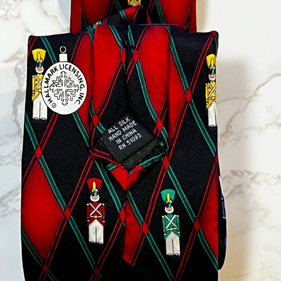 Silk Tie nutcracker - Picture 5 of 5